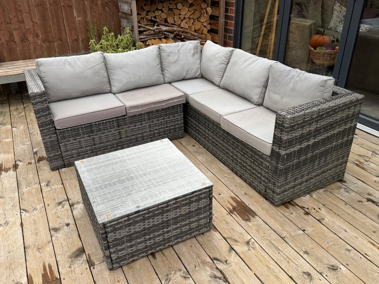 Rattan corner set with table. 