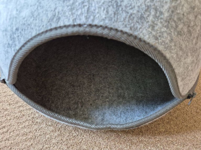 The Olso Pod - cat cave - cat bed - zip off top - used but in great condition