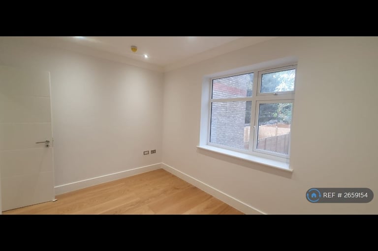 2 bedroom flat in Chatsworth Road, London, NW2 (2 bed) (#2659154)