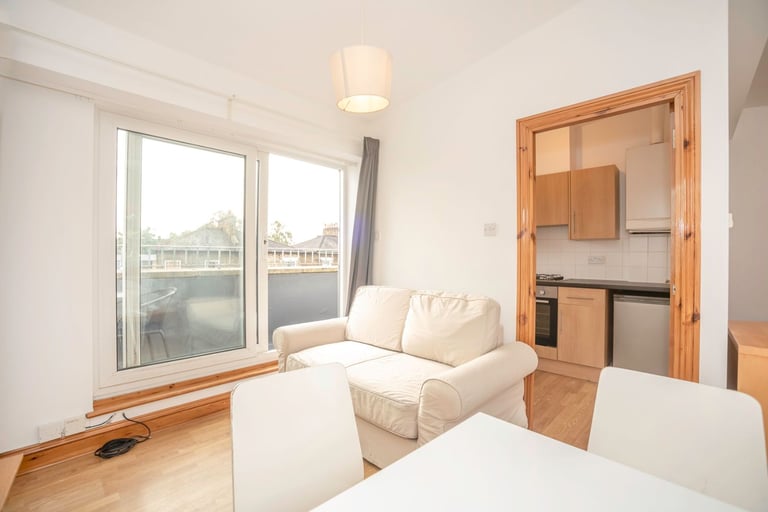 Lovely light studio flat with balcony close to Goldsmiths