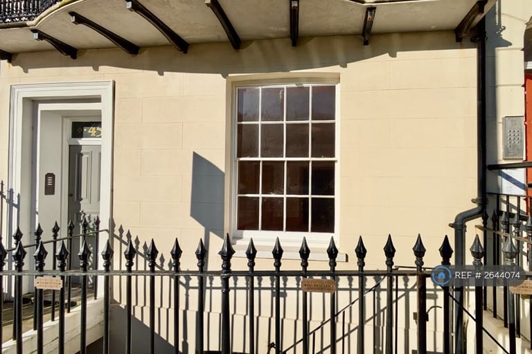 2 bedroom flat in Wellington Square, Hastings, TN34 (2 bed) (#2644074)