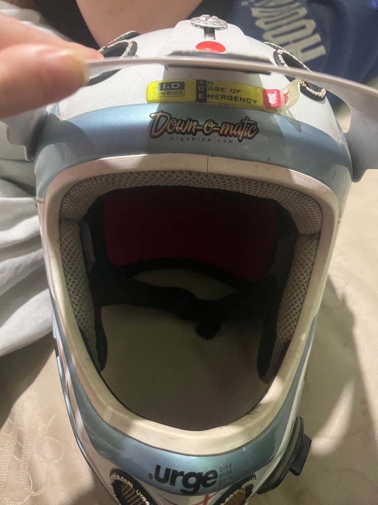 Bicycle crash helmet 