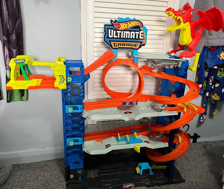 Hot wheels ultimate garage playset 