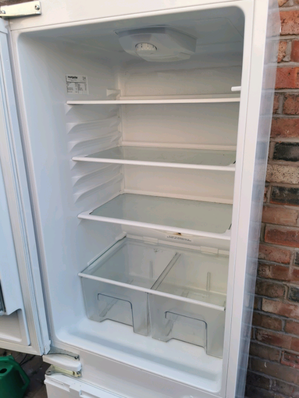 Montpellier MIFF5050F Integrated fridge freezer 