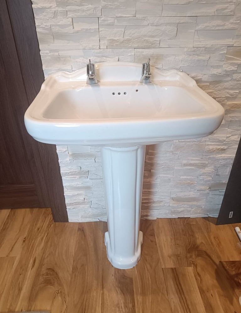 White bathroom sink with taps in very good condition. £20.