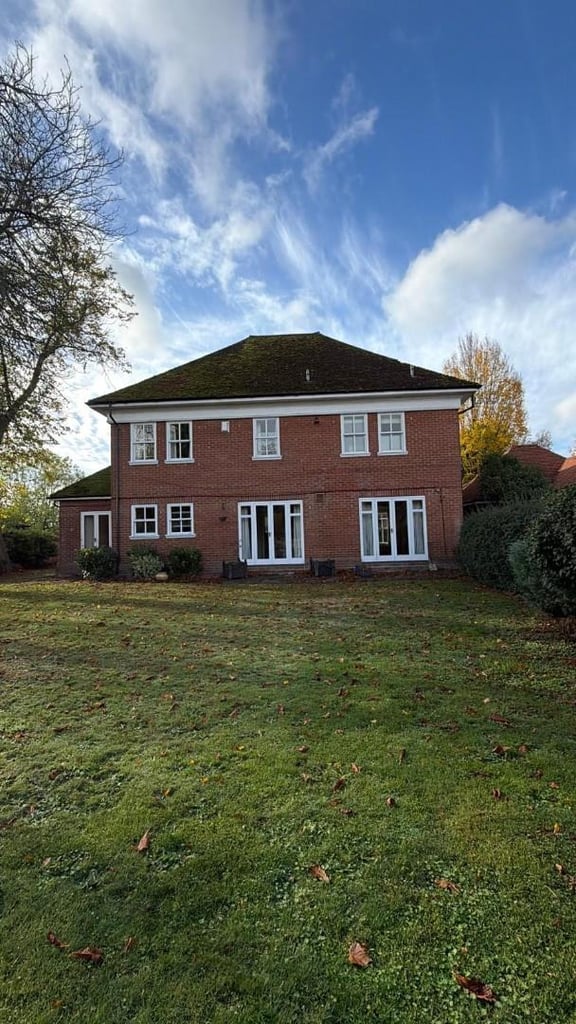 5 BEDROOM DETACHED HOME IN WINDSOR