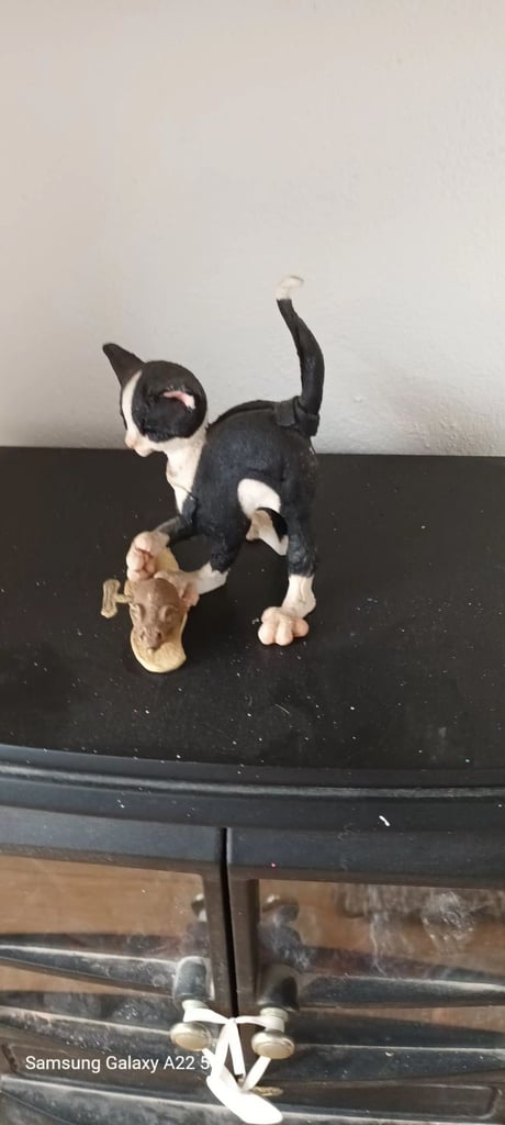 Collectable " A BREED APART"  cat with wind up mouse.