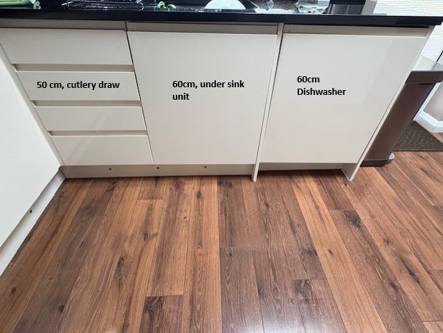 Kitchen Units for Sale Buyer to Collect and Dismantle with Siemens appliances