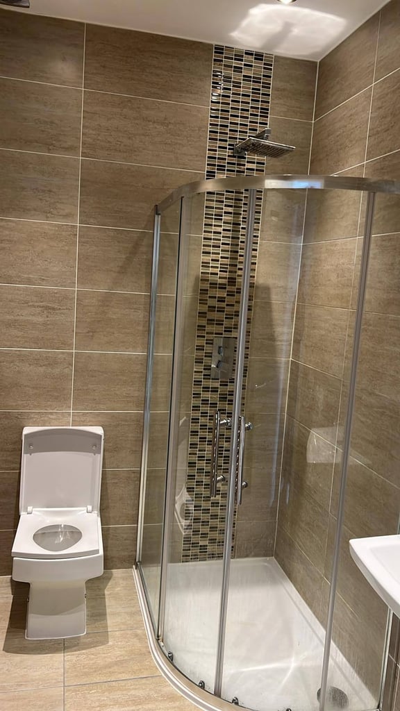 Large & spacious ensuite bedsit on Park Ave North