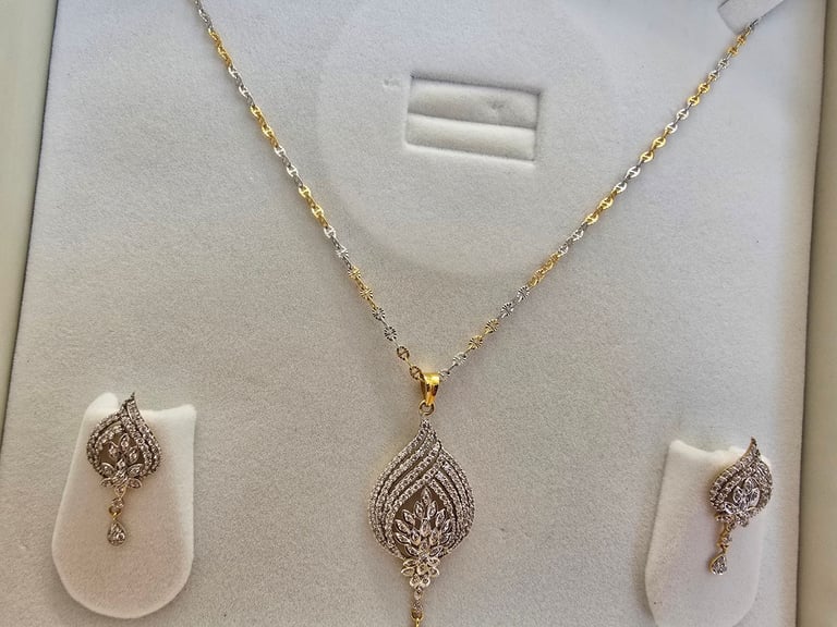 image for 22CT GOLD 16 INCH WHITE/YELLOW GOLD CHAIN WITH DROP PENDANT & MATCHING SCREW BACK DROP EARRINGS