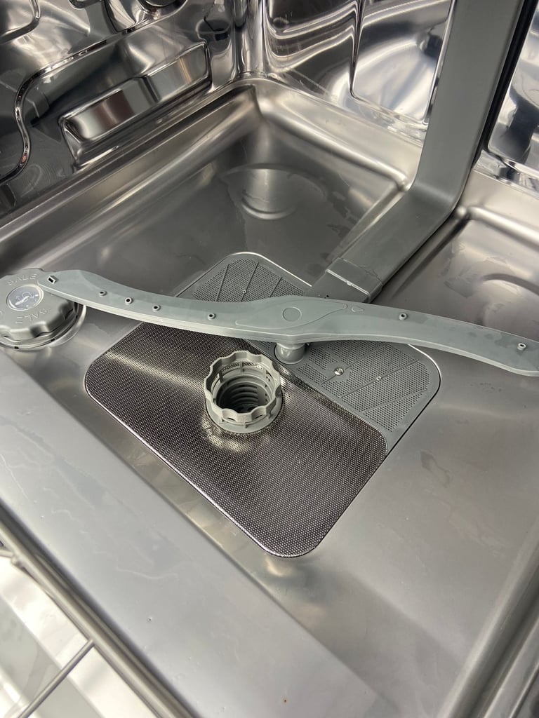 LOGIK Full-Size Dishwasher 12 place settings. Like a new. I'm happy to deliver in Bristol for free.