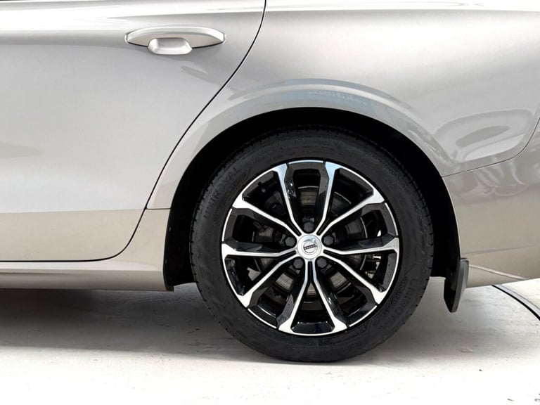 2019 68 VOLVO V60 2.0 D4 MOMENTUM ESTATE 5DR DIESEL AUTO EURO 6 (S/S) (190 PS) D