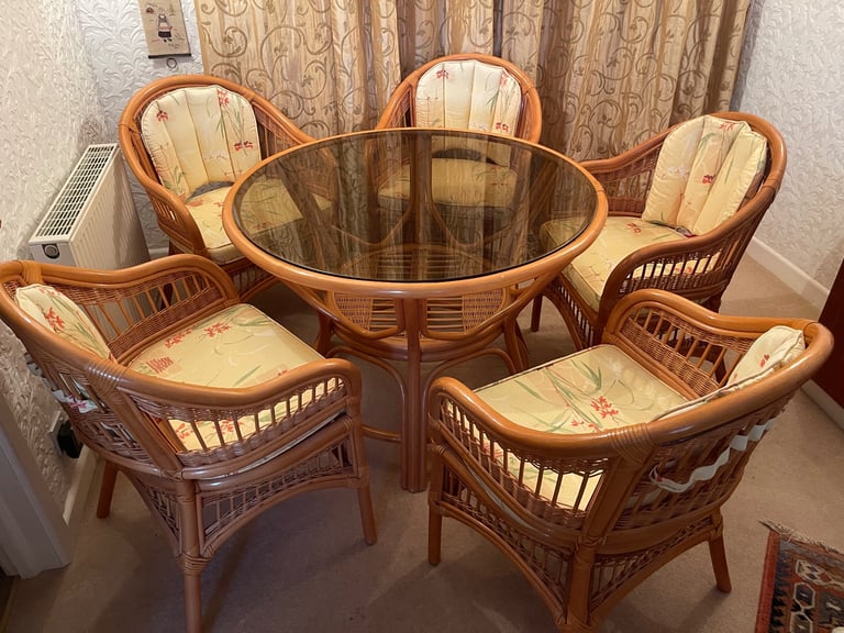 Casual dinning table and chairs