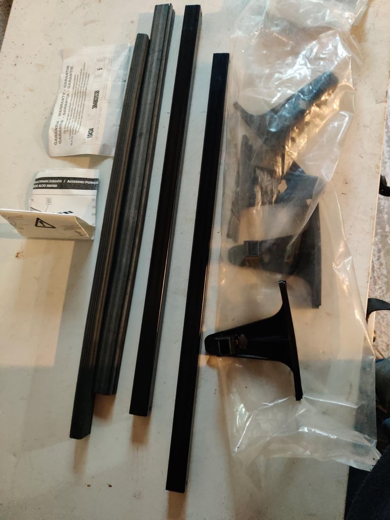 Ski attachment for roof bars