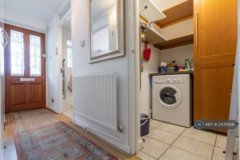 1 bedroom flat in Cooper Close, London, SE1 (1 bed) (#2478906)