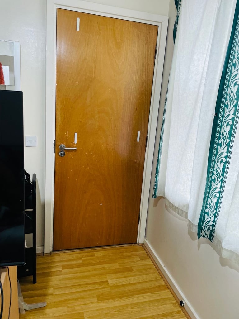 MEDIUM SIZE ROOM TO RENT, SUTTON WAY, NORTH KENSINGTON, W10