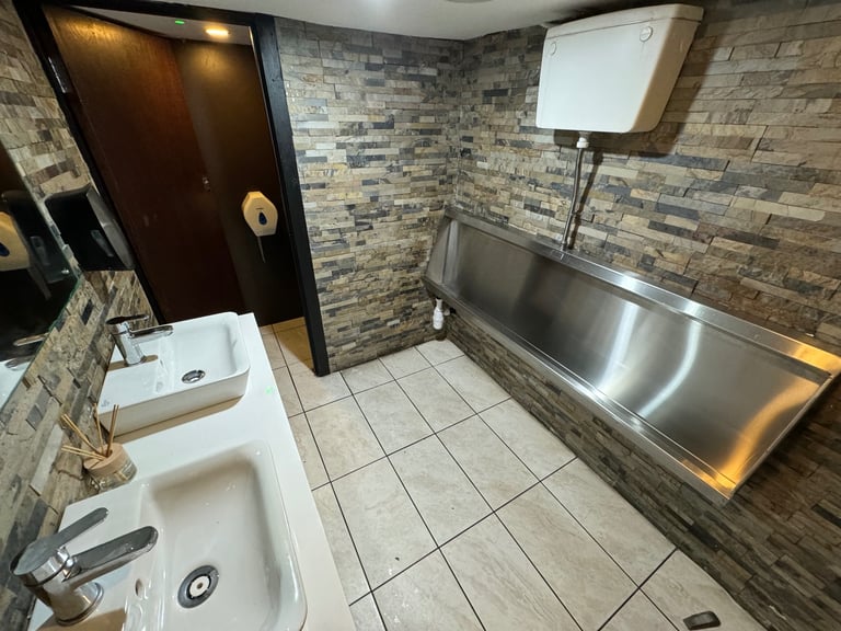 Restaurant/Luxury Bar Business For Sale - Prime Location - Modern Interior - Free Parking