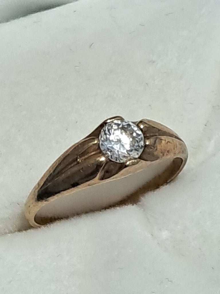 Ladies 9ct diamond gold ring size on pics 