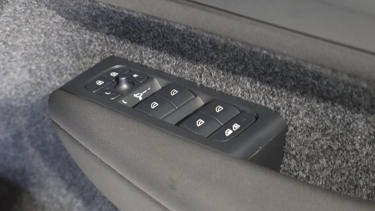 2025 Volvo XC40 B4 (P) Ultra Black Edition (Sunroof, Harman Kardon, 360 Camera) ESTATE Petrol/Ele...