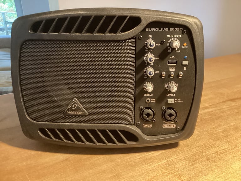 Behringer B105D monitor amp