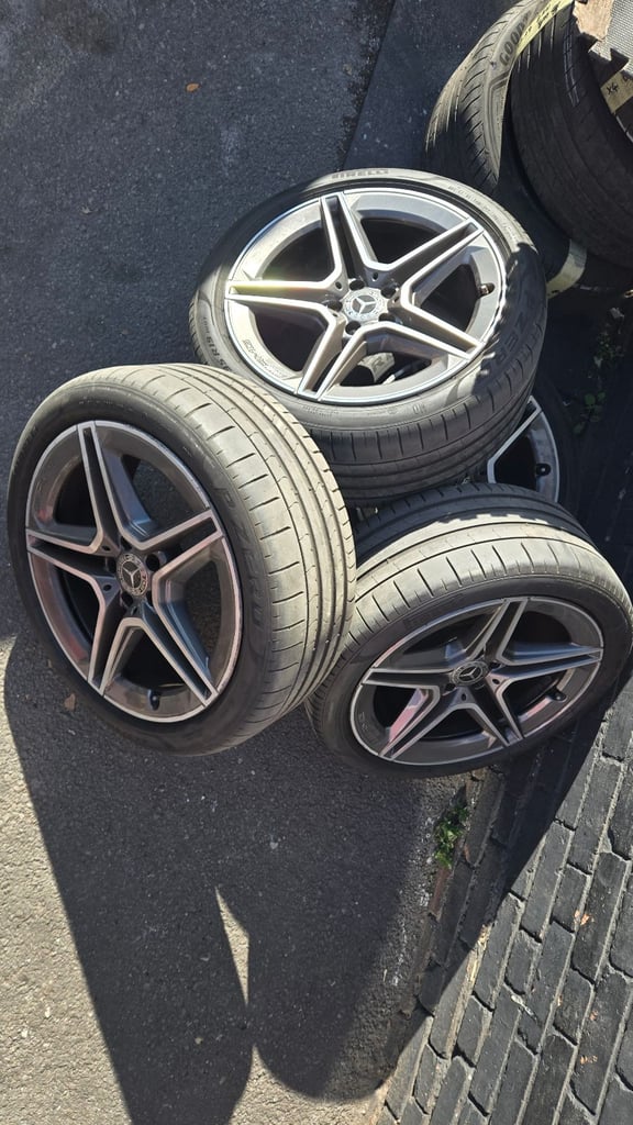 Mercedes Genuine 19 Inch 5 spoke alloy wheels and tyre