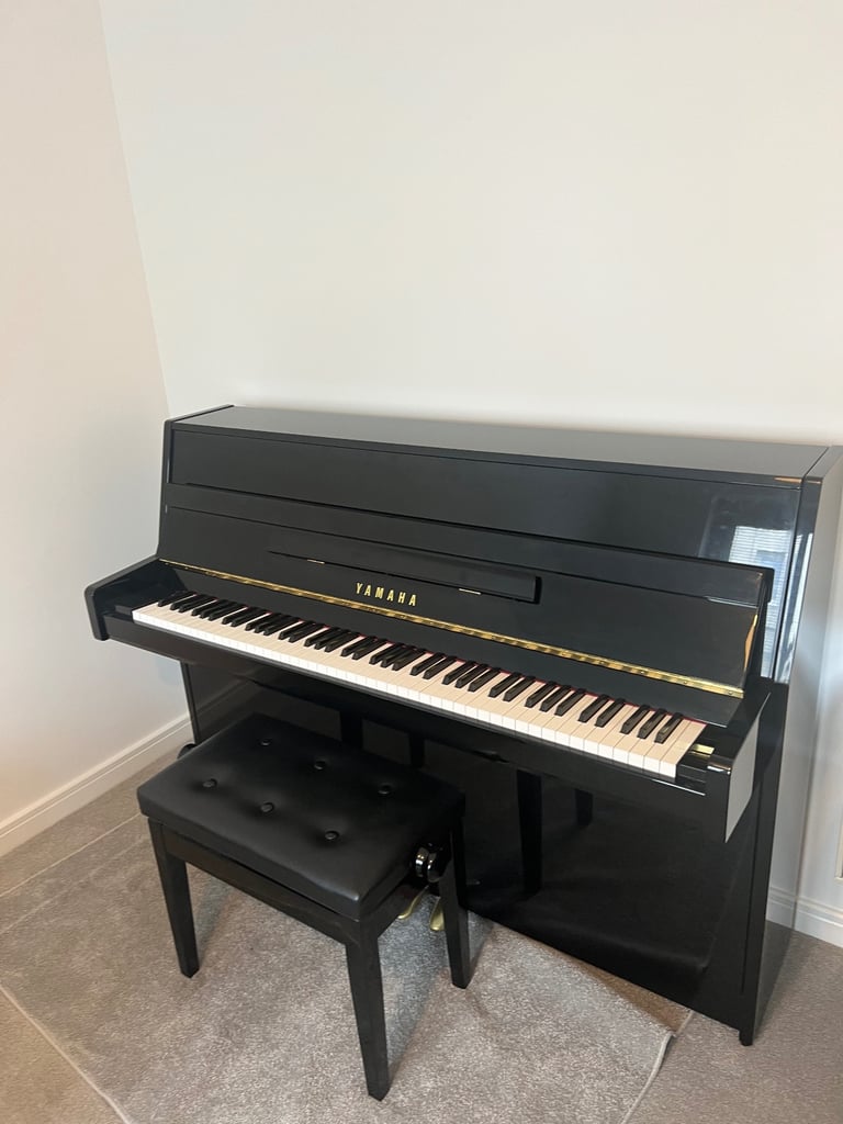 YAMAHA PIANO + STOOL.