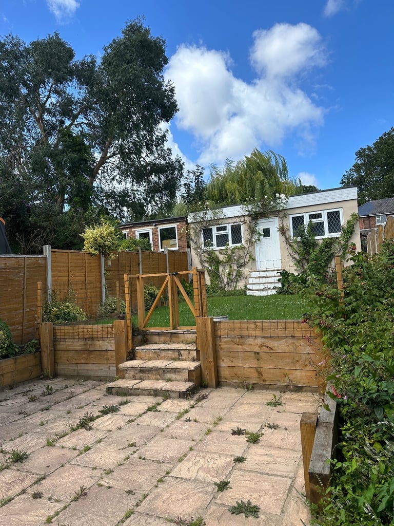 3 bedroom house Large garden & Garage 