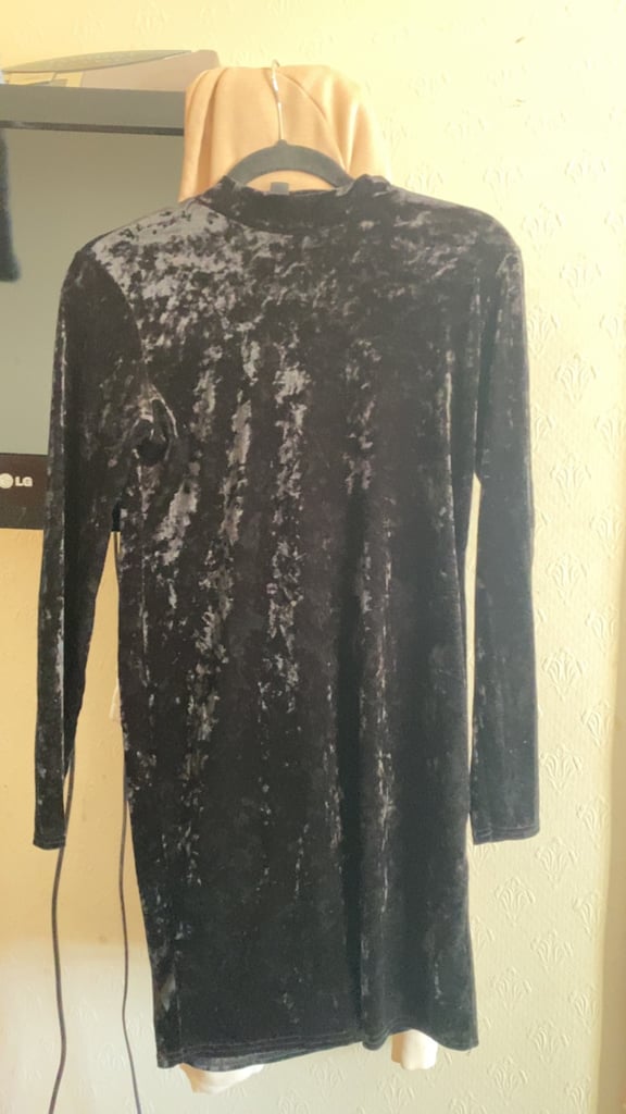 Women’s black velvet dress size 14 in excellent condition 