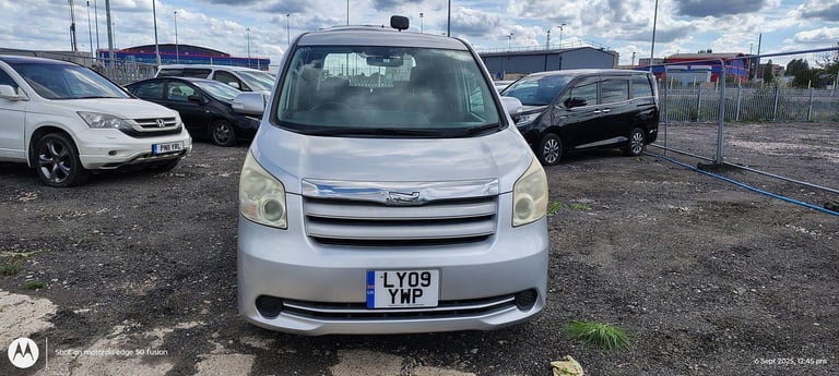 TOYOTA VOXY/NOAH/ESQUIRE/WHEELCHAIR ACCEBILE 8 SEATER
