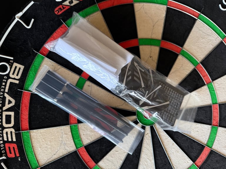Windau Blade 6 Championship Dart Board, cabinet and darts set