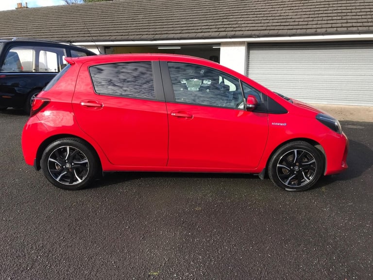 2016 Toyota Yaris 1.5 VVT-h Design E-CVT Euro 6 5dr HATCHBACK Petrol/Electric Hybrid Automatic