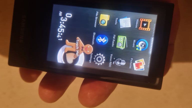 Samsung yp-p3 8gb mp3 player. Must Read carefully. 