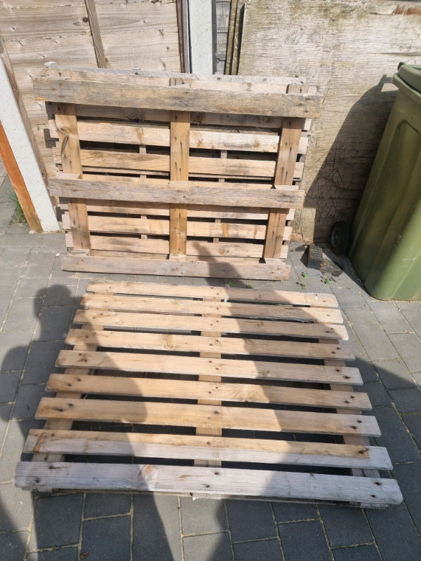 6 x free pallets available for collection 