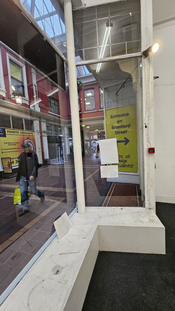 700 Sq foor shop to let in the beautiful Victoria Aracade in Walsall Town Centre