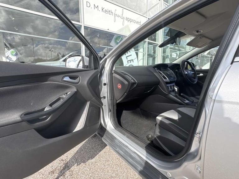 2014 Ford Focus 1.6 125 Zetec Navigator 5dr Powershift HATCHBACK PETROL Automatic