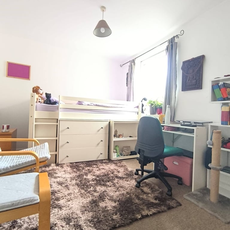Double room for rent (leith)