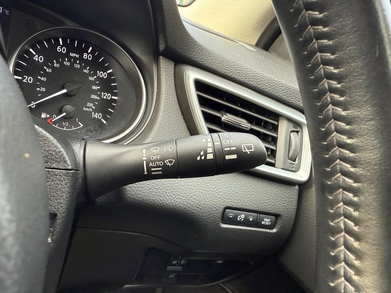 2017 Nissan Qashqai 1.2 DIG-T N-Connecta Euro 6 (s/s) 5dr HATCHBACK Petrol Manual