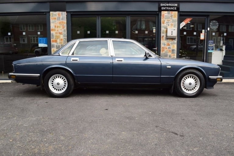 image for 1989 Daimler Sovereign 4.0 4.0 4d 235 BHP Saloon Petrol Automatic