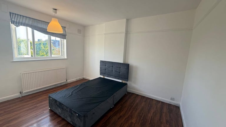 Spacious 4-Bedroom House with 2 Bathrooms in NEW MALDEN