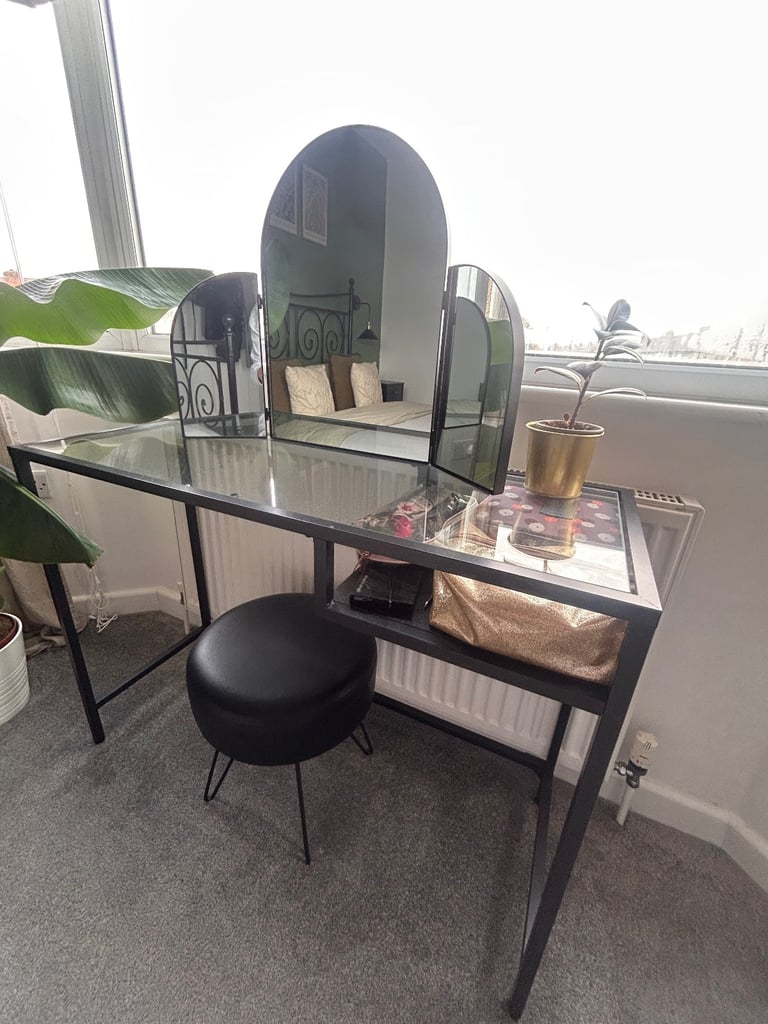 Dressing table/ vanity table