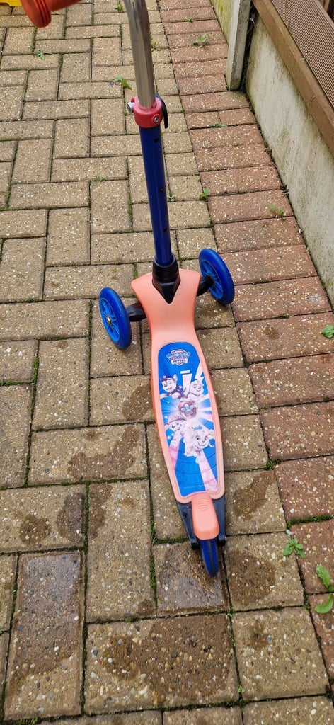 PAW PATROL THREE WHEEL SCOOTER. VERY GOOD CONDITION.