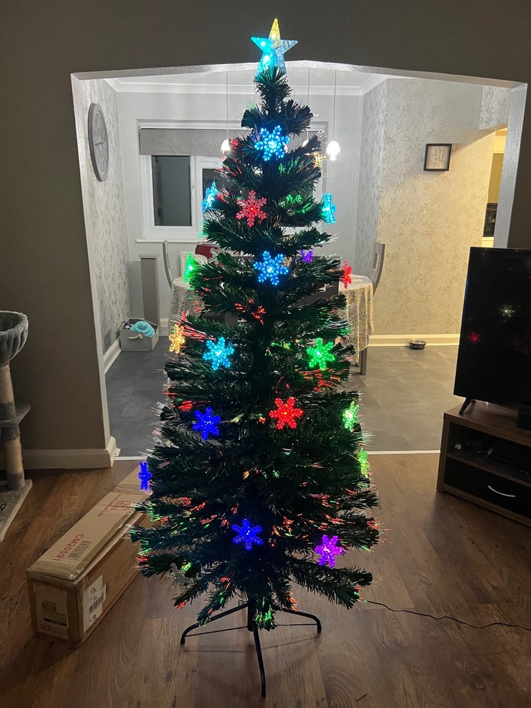 image for 6FT GREEN FIBRE OPTIC XMAS TREE WITH MULTICOLOUR STAR TOPPER AND SNOW FLAKE LIGHTS