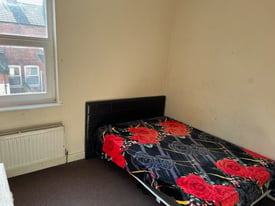 Cosy double room close to center. New bed. Close to University. Starts from £120p/w