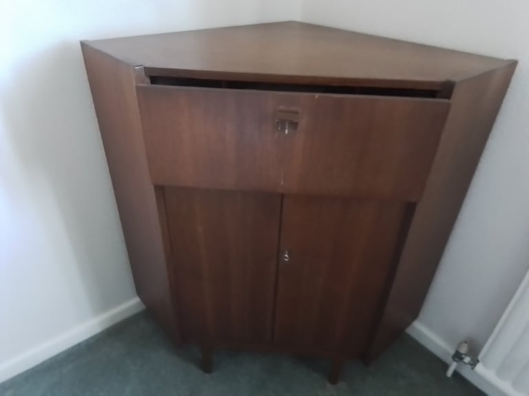 Corner cabinet