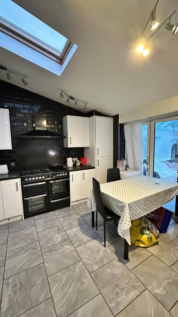 image for Nice Two Bed flat to Let On Chase Cross Road, Romford. Rm5 3UU (Including C/Tax & Water Bill)