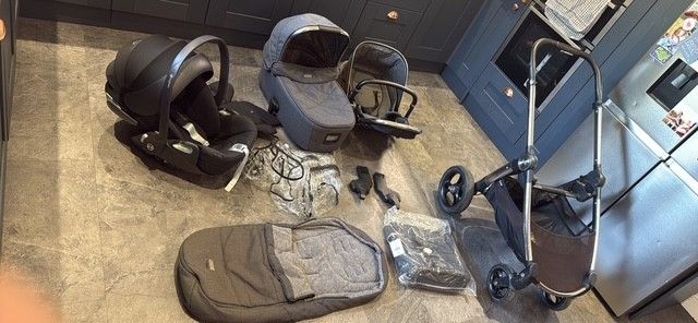Mama's & Papa's ONYX Ocarro with a Cybex Cloud T layback car seat.