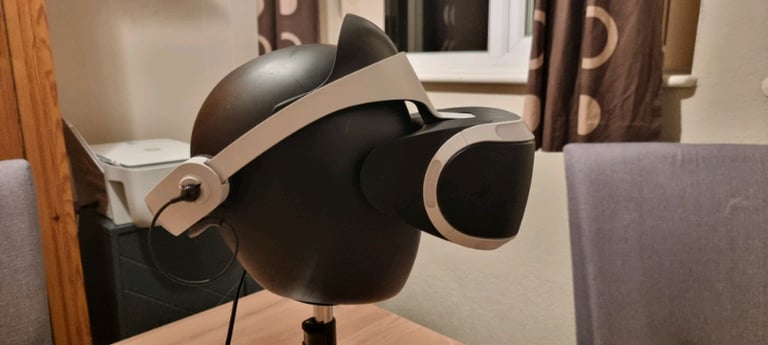 PSVR (V2), 2 move controllers, aim controller and camera for sale