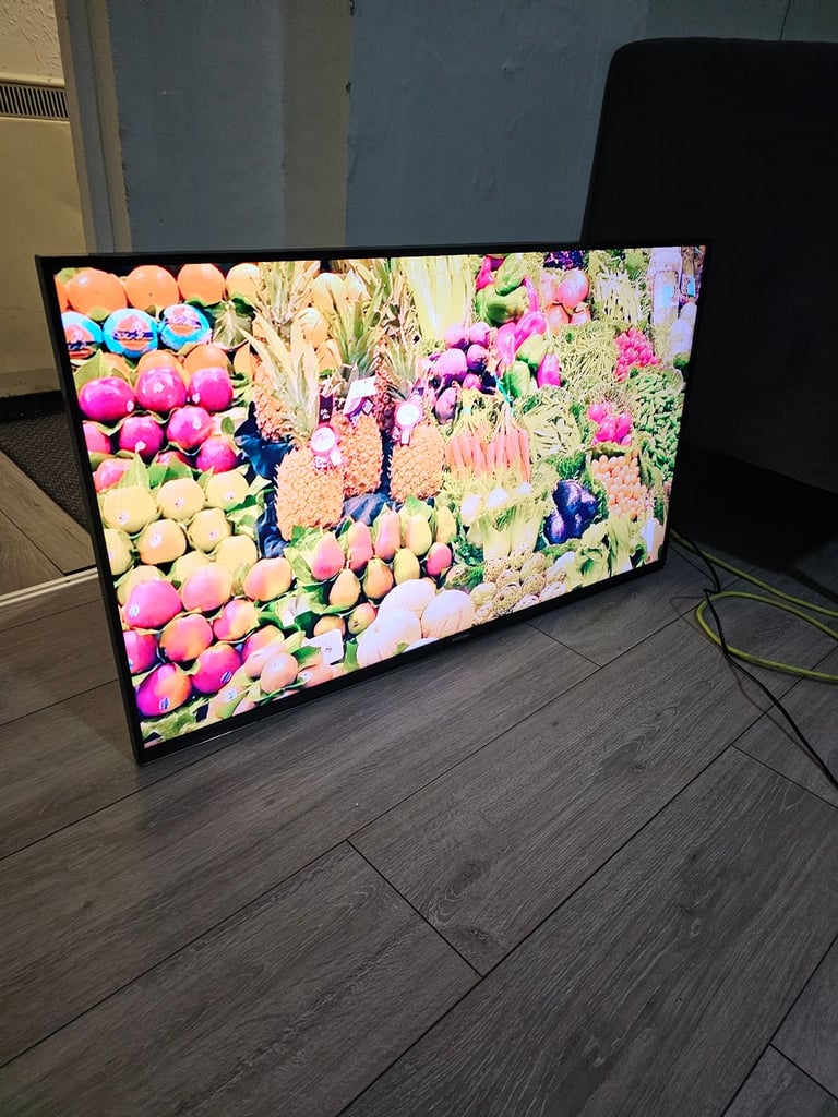 40" SAMSUNG 4K ULTRA SMART TV 