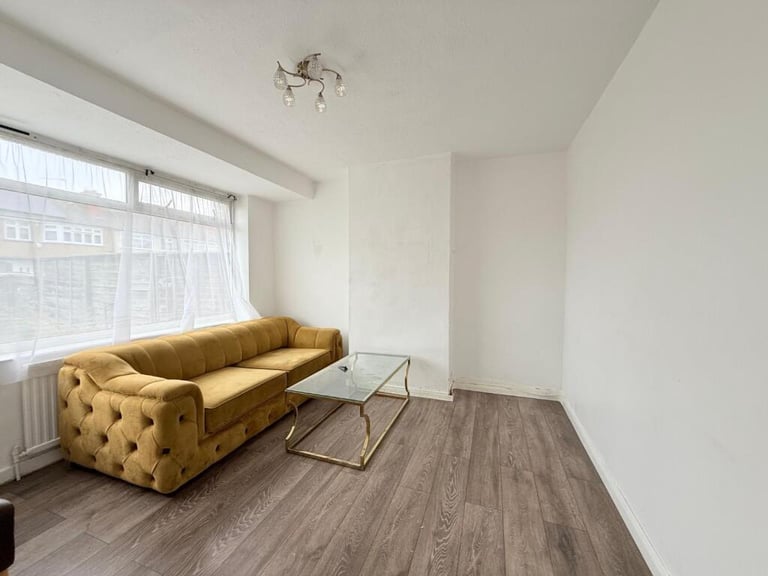 image for 3 bedroom house in Coran Close, London, N9