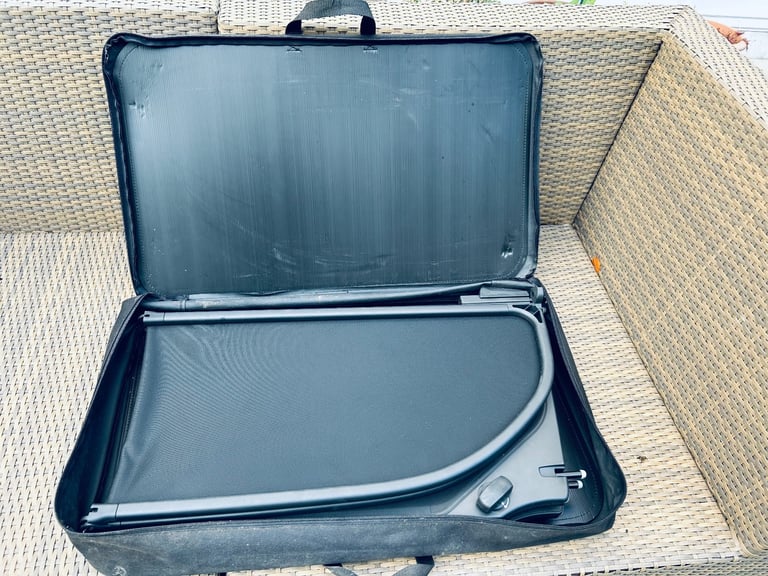 Wind deflector with carrying case